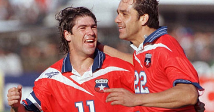 Marcelo Salas celebra junto a Juan Carreño, autor del último gol de Chile rumbo a Francia ‘98