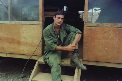 Oliver Stone durante su época de soldado en la guerra de Vietnam.
